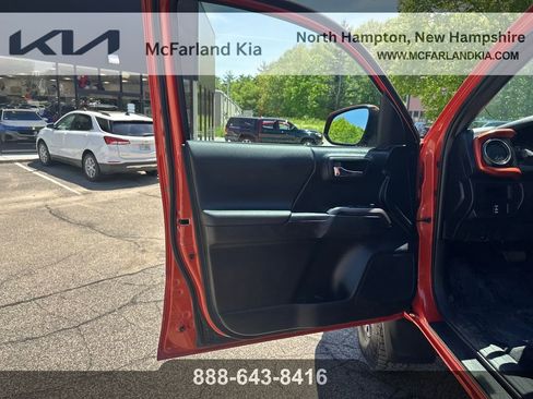 Used 2016 Toyota Tacoma TRD Off-Road w/ Premium & Technology Package AWD/4WD image 14
