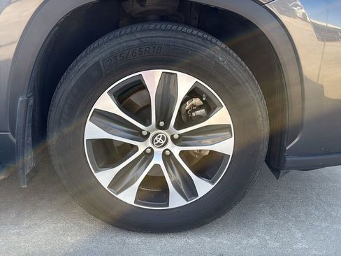 Used 2021 Toyota Highlander XLE AWD/4WD image 8