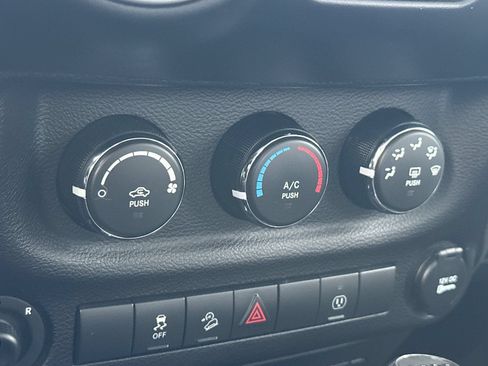 Used 2017 Jeep Wrangler Unlimited Sahara w/ Connectivity Group AWD/4WD image 20