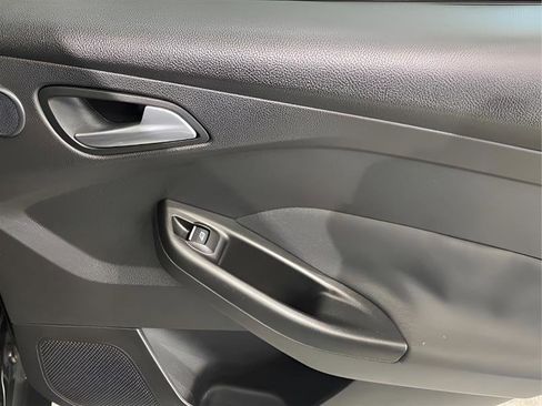 Used 2017 Ford Focus Titanium w/ Titanium Technology Package FWD image 13