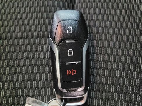 Used 2017 Ford Explorer XLT image 32