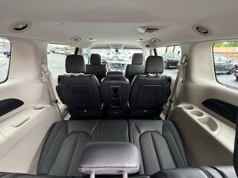 Used 2018 Chrysler Pacifica Touring-L FWD image 8
