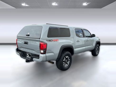 Used 2018 Toyota Tacoma TRD Off-Road AWD/4WD image 9