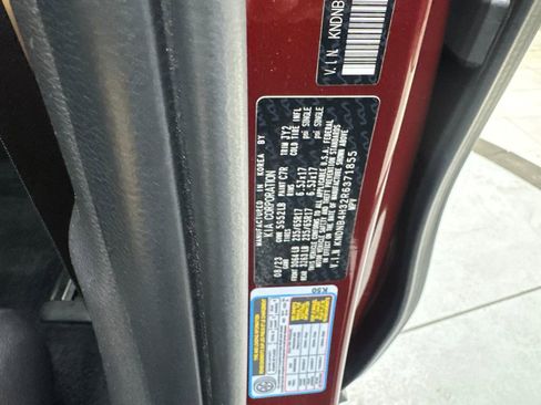 Used 2024 Kia Carnival LX FWD image 89