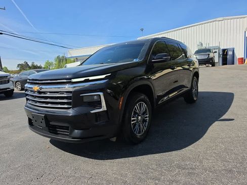 Used 2025 Chevrolet Traverse LT w/ Driver Confidence Package FWD image 7