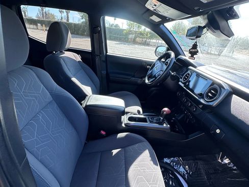 Used 2018 Toyota Tacoma TRD Sport image 14