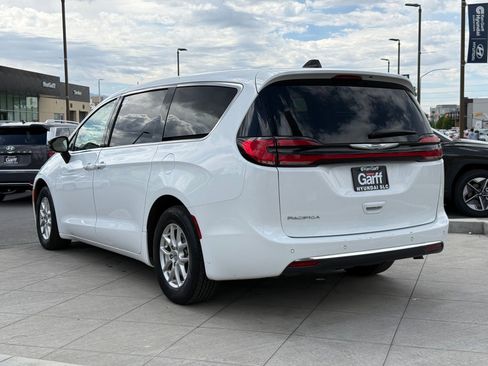 Used 2024 Chrysler Pacifica Touring-L FWD image 7
