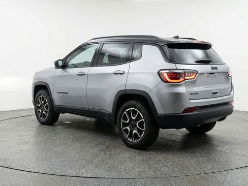 Used 2025 Jeep Compass Trailhawk image 6