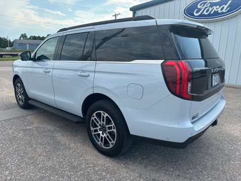 Used 2025 Ford Expedition Active AWD/4WD image 4