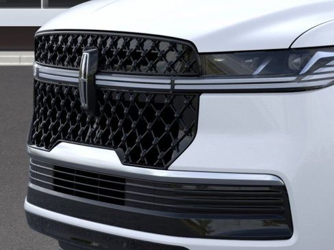 New 2025 Lincoln Navigator Reserve w/ Jet Appearance Package AWD/4WD image 17