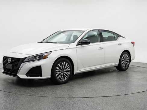 Used 2025 Nissan Altima 2.5 SV FWD image 3