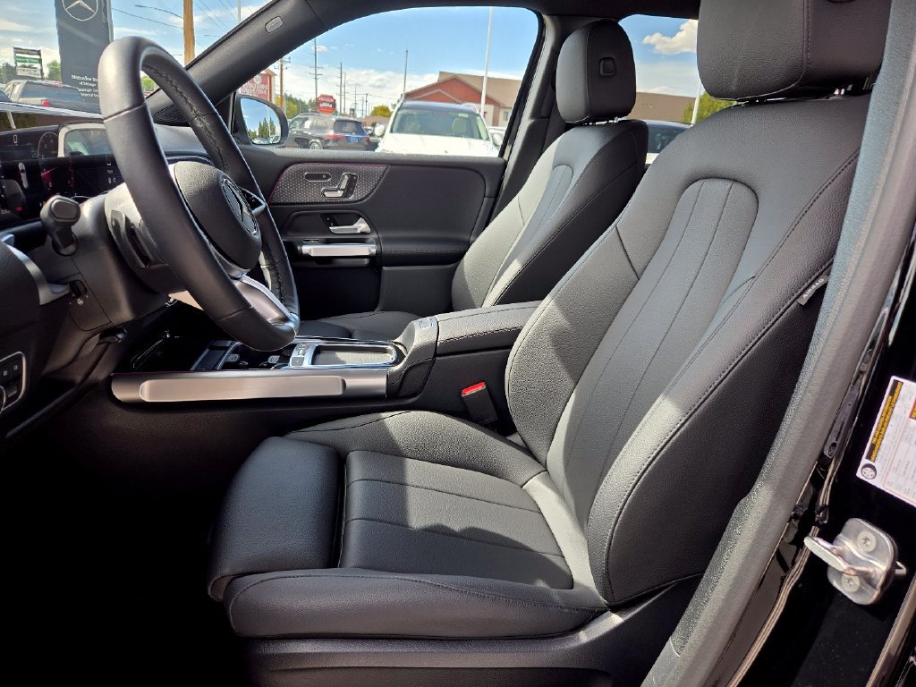 Used 2025 Mercedes-Benz GLB 250 4MATIC image 4
