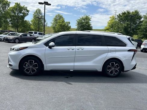 Used 2025 Toyota Sienna Platinum AWD/4WD image 7