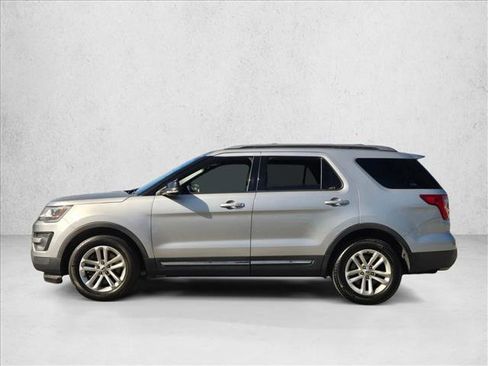 Used 2017 Ford Explorer XLT w/ Equipment Group 201A FWD image 8