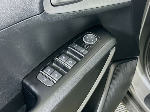 Used 2025 Kia Soul LX w/ LX Technology Package FWD image 15
