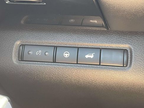 Used 2025 Nissan Pathfinder SV FWD image 22
