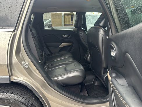 Used 2018 Jeep Cherokee Limited AWD/4WD image 19
