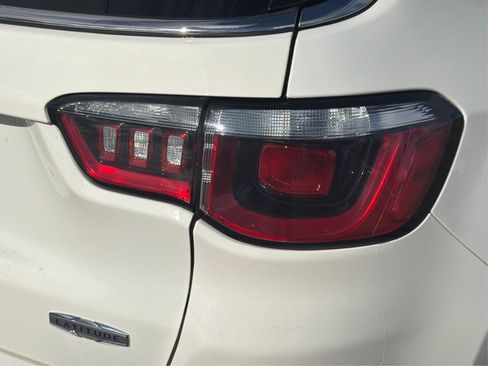 Used 2018 Jeep Compass Latitude image 27