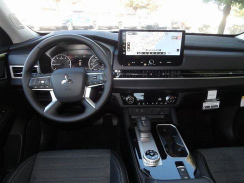 New 2025 Mitsubishi Outlander SE image 14