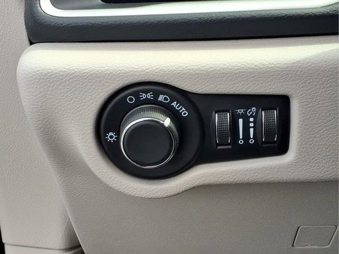 Used 2023 Chrysler Voyager LX FWD image 15