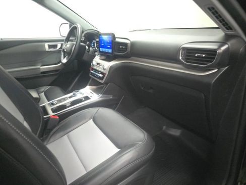 Used 2023 Ford Explorer XLT w/ Equipment Group 202A image 4