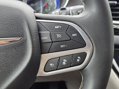 Used 2023 Chrysler Pacifica Touring-L FWD image 28