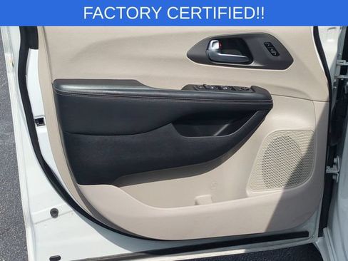 Certified 2023 Chrysler Pacifica Touring-L FWD image 12