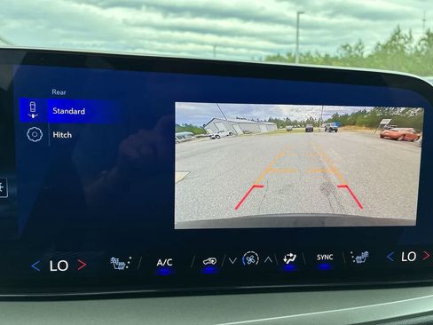 Used 2025 Chevrolet Traverse LT FWD image 15