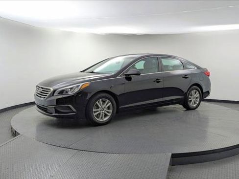 Used 2017 Hyundai Sonata SE image 2