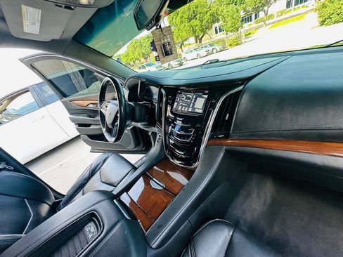 Used 2018 Cadillac Escalade 4WD image 28