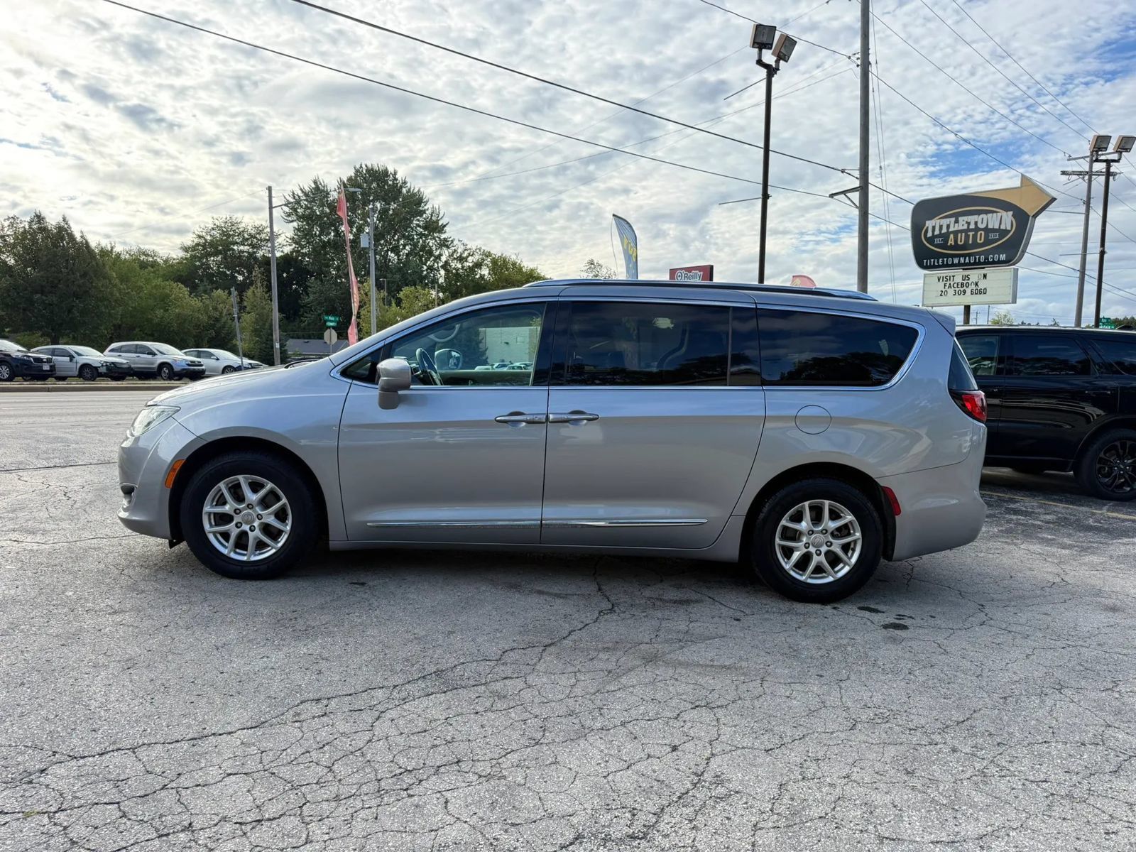 Used 2019 Chrysler Pacifica Touring-L FWD image 2