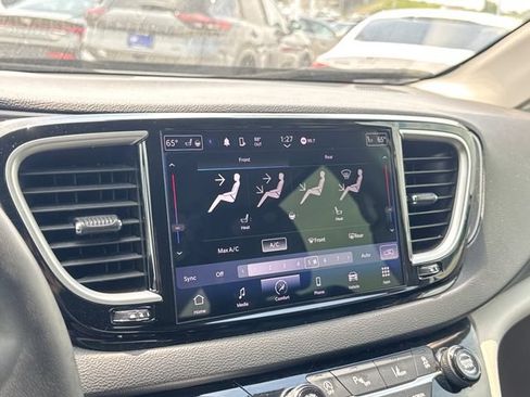Used 2024 Chrysler Pacifica Touring-L FWD image 22