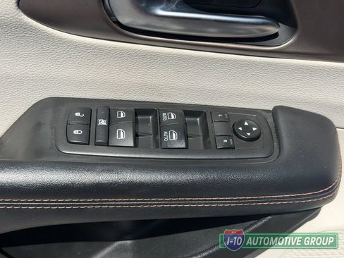 Used 2019 Chrysler Pacifica Touring Plus w/ Tire & Wheel Group FWD image 19