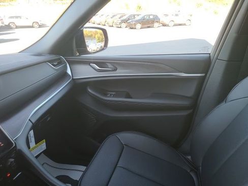 New 2025 Jeep Grand Cherokee Limited w/ Luxury Tech Group II image 16