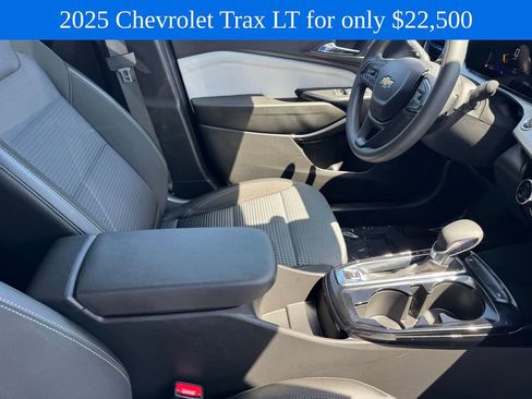 Used 2025 Chevrolet Trax LT FWD image 9