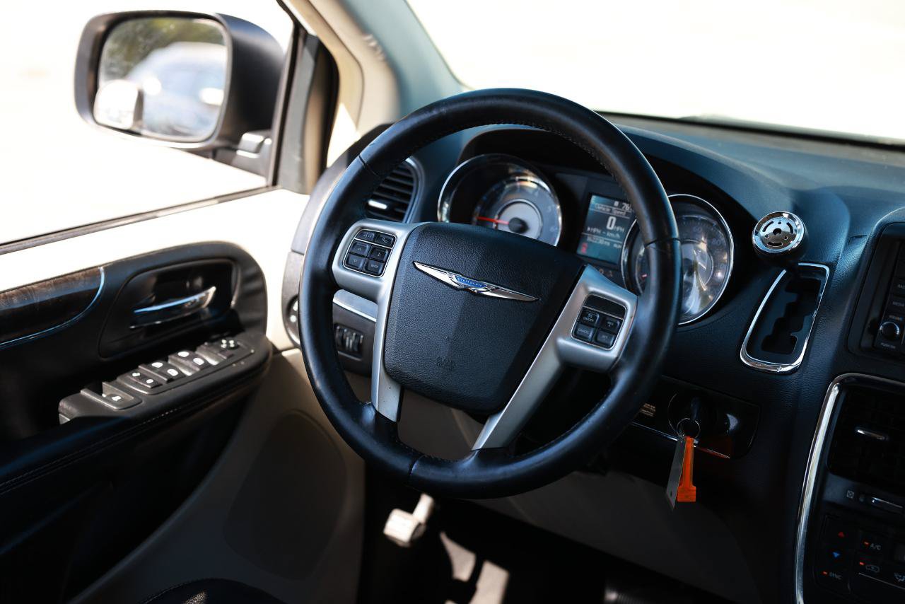 Used 2015 Chrysler Town & Country Touring FWD image 30