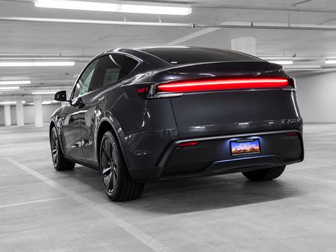 Used 2026 Tesla Model Y 2WD image 5