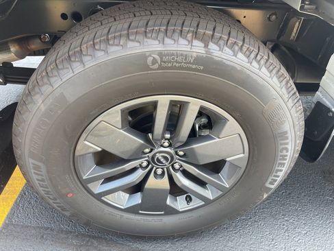 Certified 2025 Nissan Frontier SV image 28