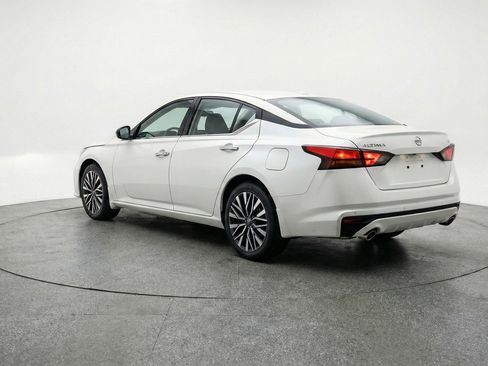 Used 2025 Nissan Altima 2.5 SV image 6