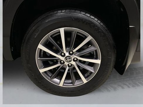 Used 2018 Toyota Highlander XLE image 18