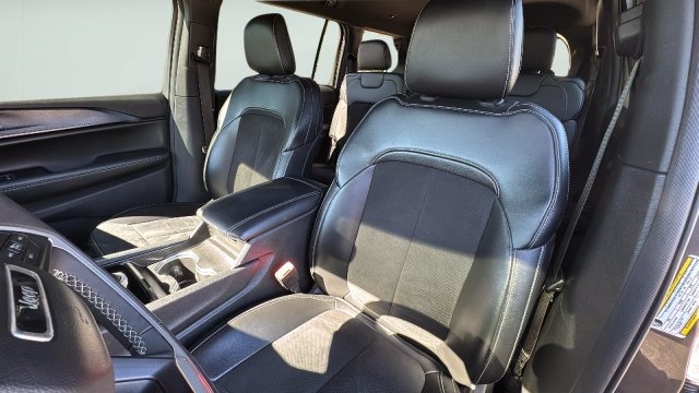 Used 2024 Jeep Grand Cherokee L Altitude AWD/4WD image 13