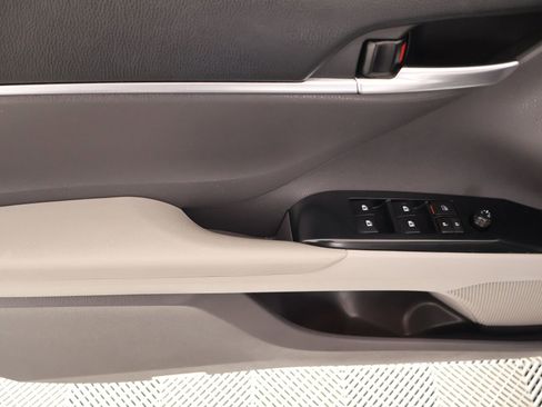 Used 2018 Toyota Camry SE FWD image 14