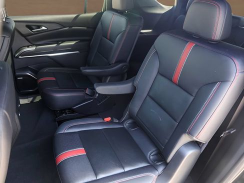 Used 2025 Chevrolet Traverse RS FWD image 23