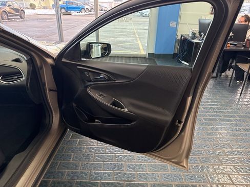 Used 2025 Chevrolet Malibu LT FWD image 9
