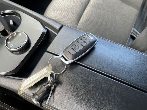 Used 2025 Nissan Rogue SV image 21