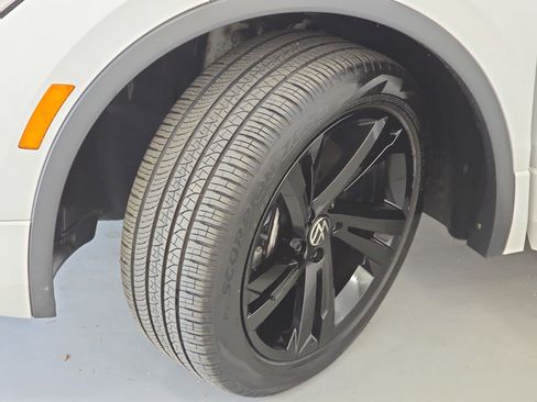 Used 2024 Volkswagen Tiguan SE R-Line image 34
