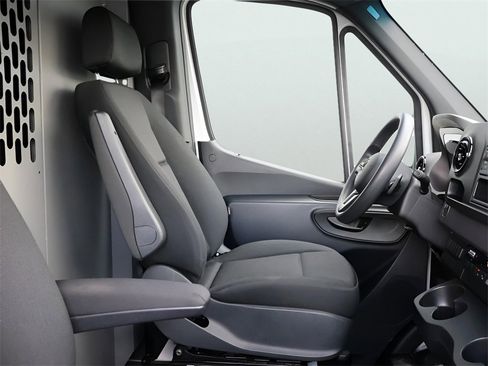 Used 2023 Mercedes-Benz Sprinter 144 Cargo image 8