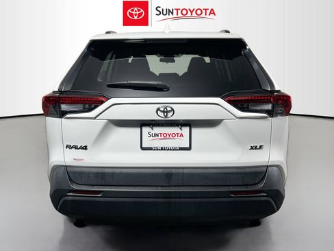 Used 2021 Toyota RAV4 XLE w/ Convenience Package FWD image 5