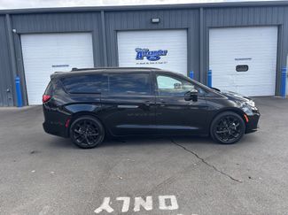 Used 2025 Chrysler Pacifica Limited video 2