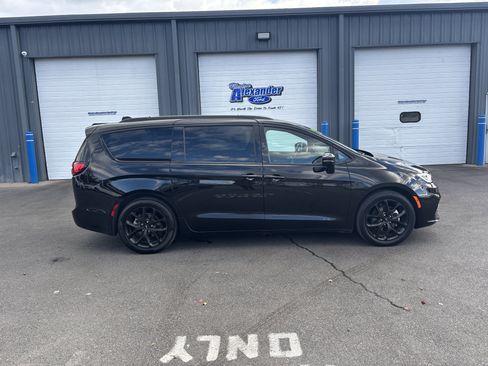 Used 2025 Chrysler Pacifica Limited image 2